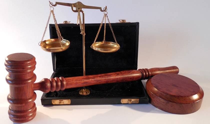 Dieses Bild zeigt Hammer und Waage als Zeichen für Gerichtsbarkeit.